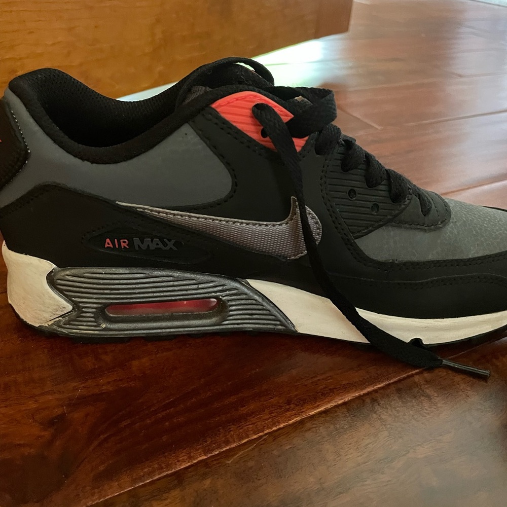 Nike size 5 youth. Can fit women. Barely worn.